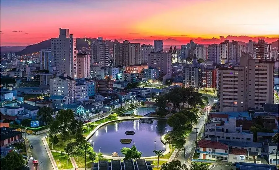Vista aérea do centro de Lages ao anoitecer.